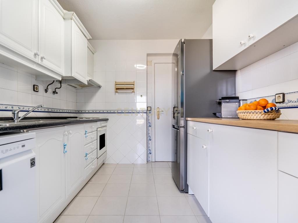 Apartamento T1 | Vista mar | Piscina | Garagem Box | Praia 200mt | Armação de Pera | Algarve - Image 15