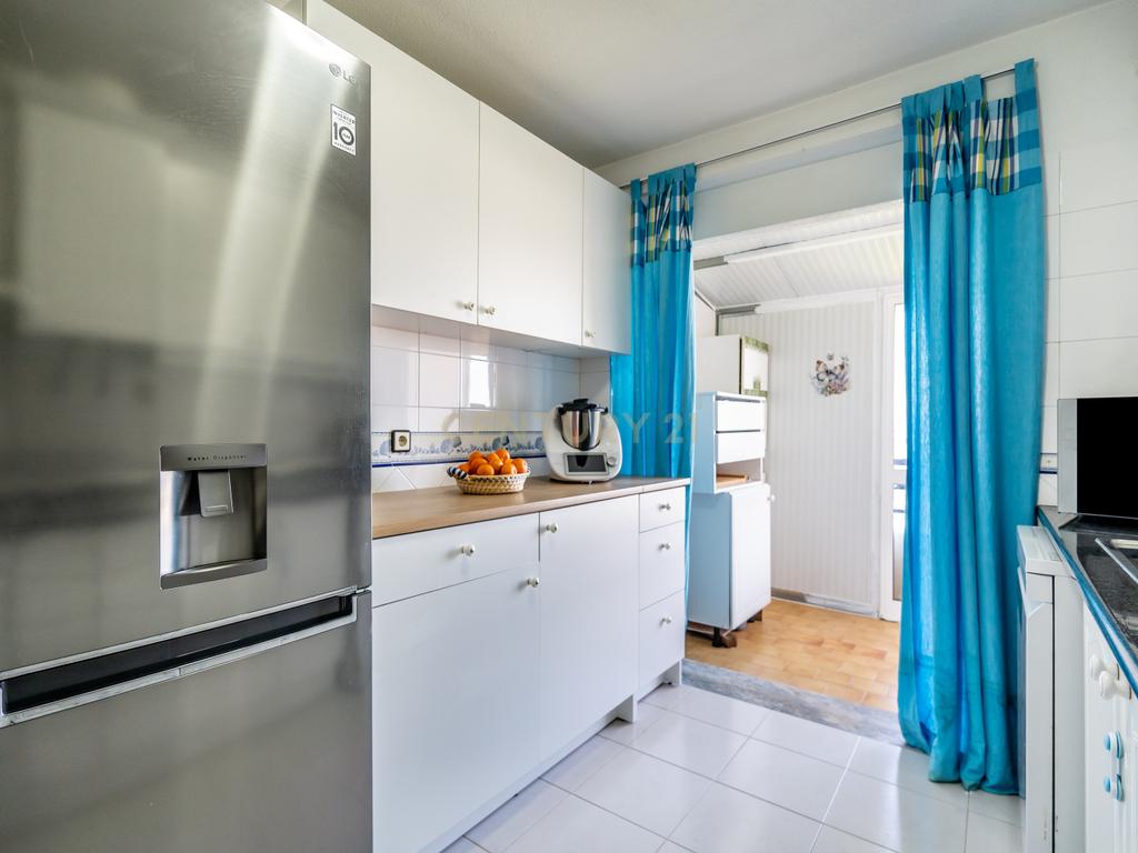 Apartamento T1 | Vista mar | Piscina | Garagem Box | Praia 200mt | Armação de Pera | Algarve - Image 17