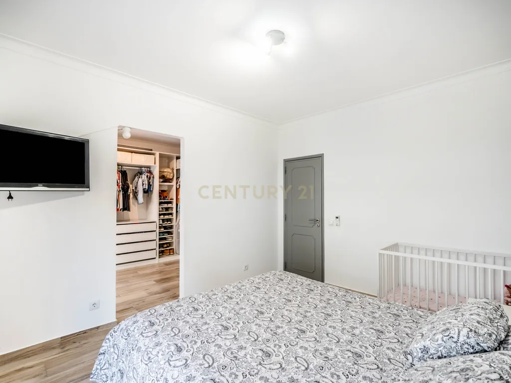Moradia T6 com Piscina e 2 Anexos em Faro – Totalmente Renovada com Materiais de Alta Qualidade - Image 22