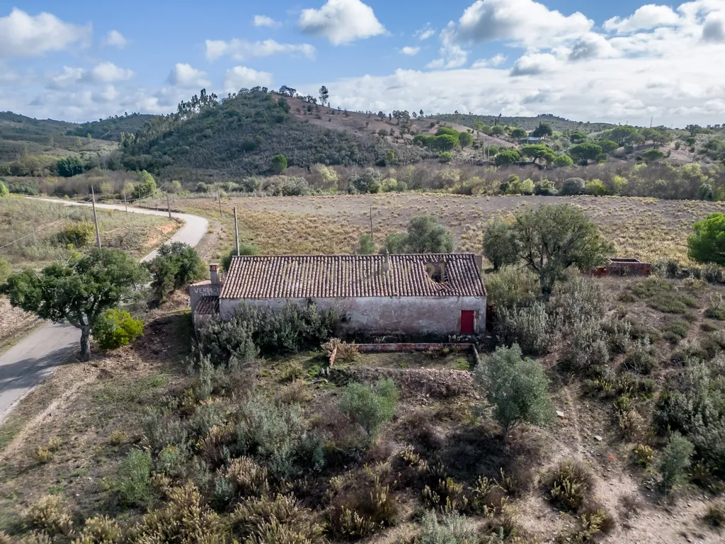 Moradia de 136 m2 para reabilitar em lote urbano de 960m2 num terreno total de 9 hectares localizada em São Marcos da Serra - Image 26