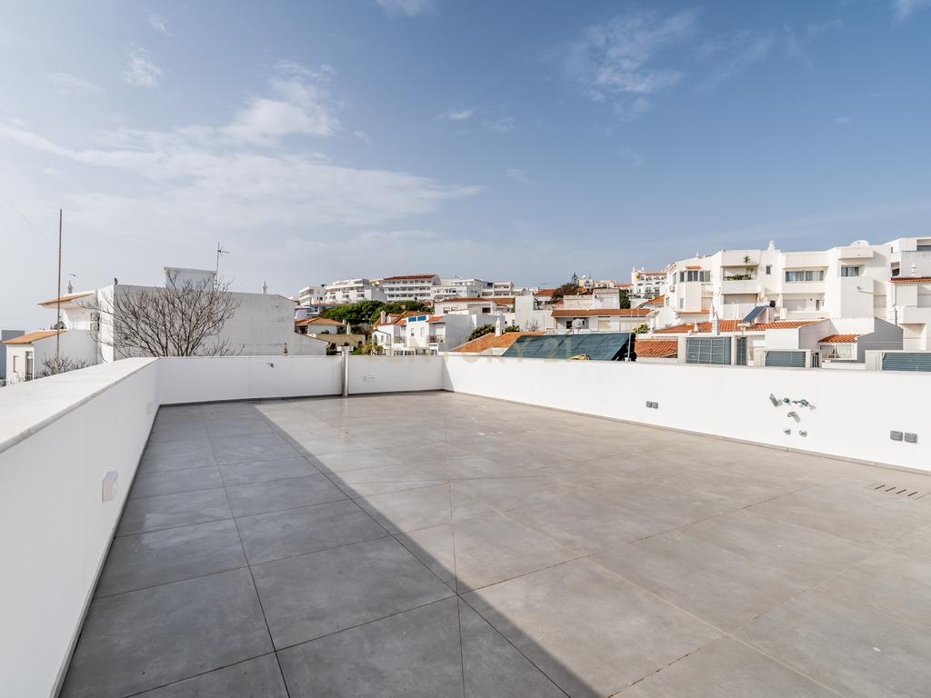Moradia em Frente ao Mar com piscina, e grandes espaços exteriores. - Image 41