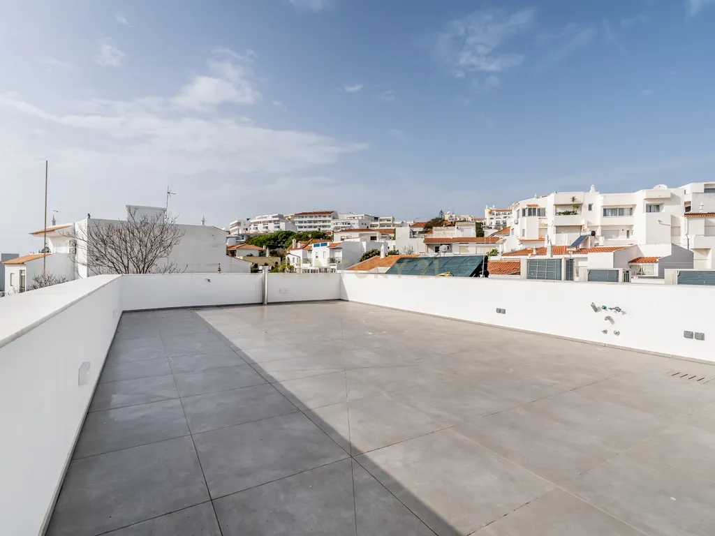 Moradia em Frente ao Mar com piscina, e grandes espaços exteriores. - Image 41