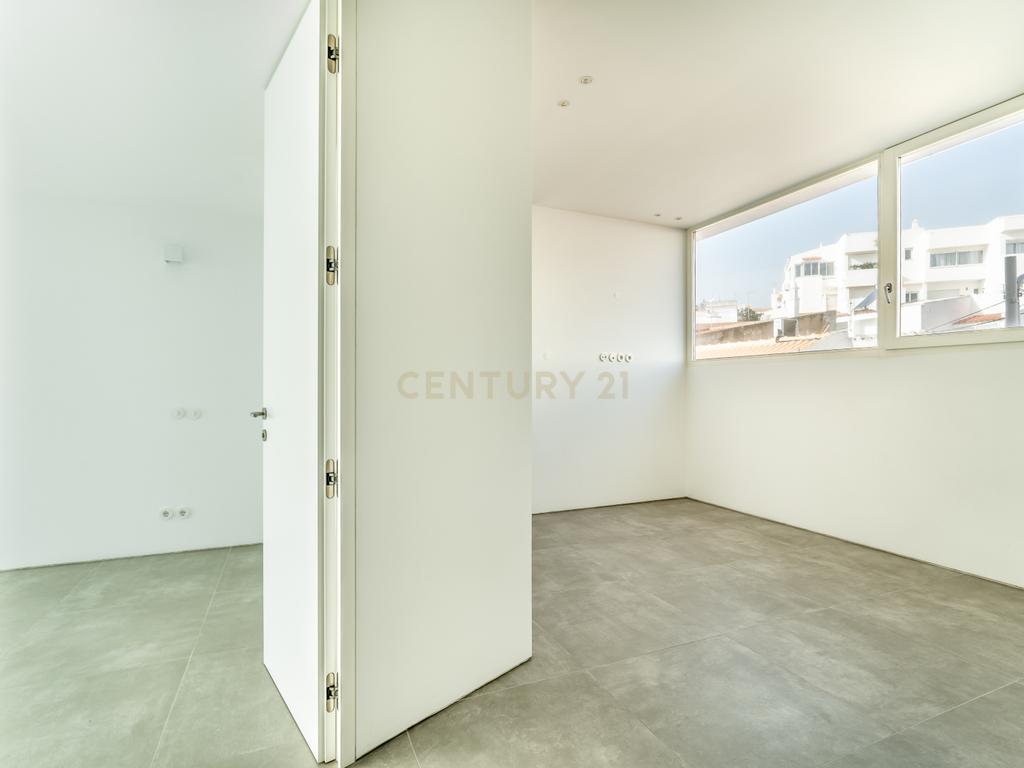 Moradia em Frente ao Mar com piscina, e grandes espaços exteriores. - Image 17