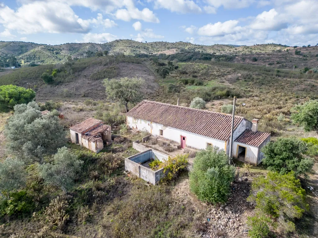 Moradia de 136 m2 para reabilitar em lote urbano de 960m2 num terreno total de 9 hectares localizada em São Marcos da Serra - Image 27