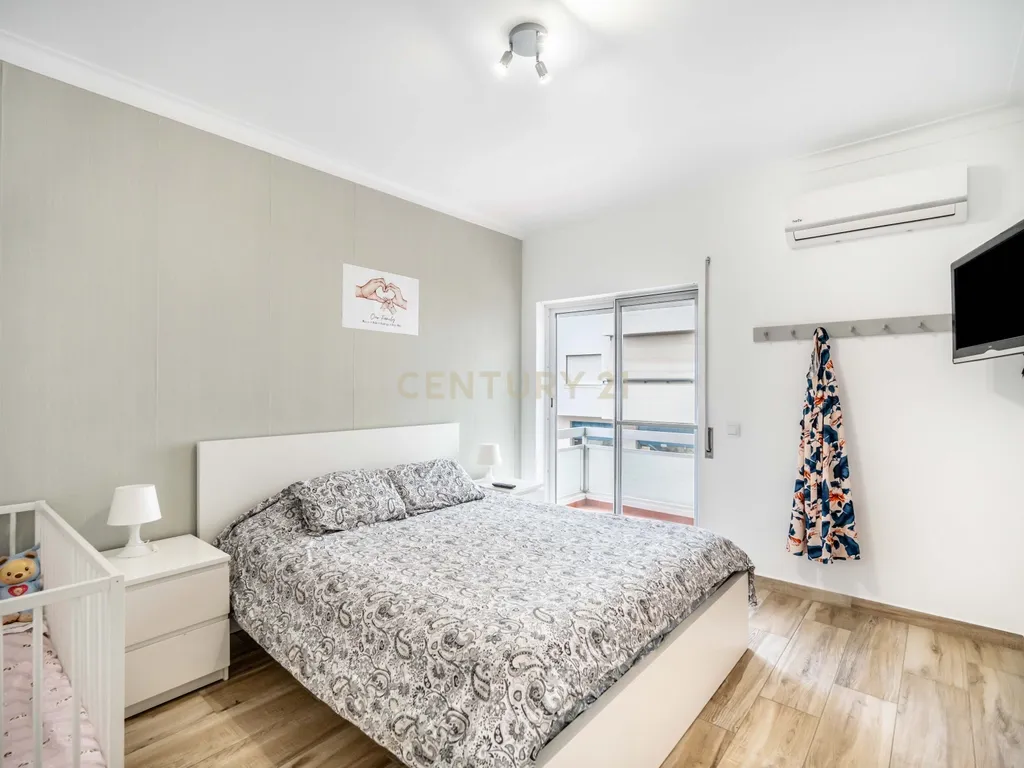 Moradia T6 com Piscina e 2 Anexos em Faro – Totalmente Renovada com Materiais de Alta Qualidade - Image 29