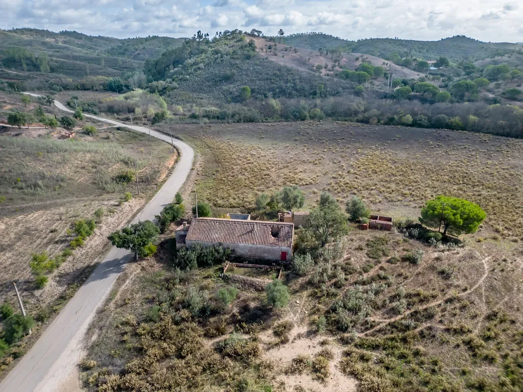 Moradia de 136 m2 para reabilitar em lote urbano de 960m2 num terreno total de 9 hectares localizada em São Marcos da Serra - Image 28