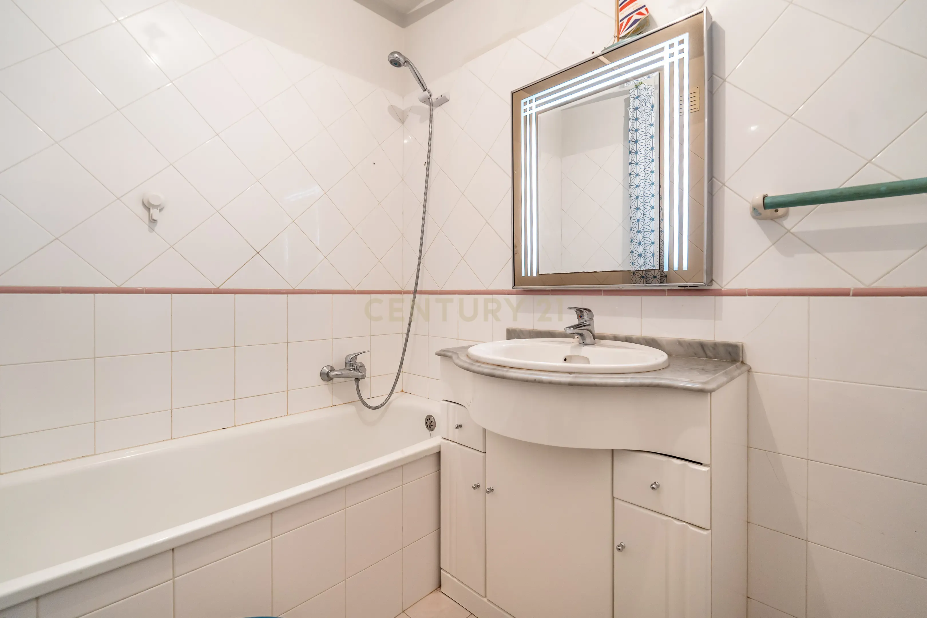 Apartamento T1 | Vista mar | Piscina | Garagem Box | Praia 200mt | Armação de Pera | Algarve - Image 17