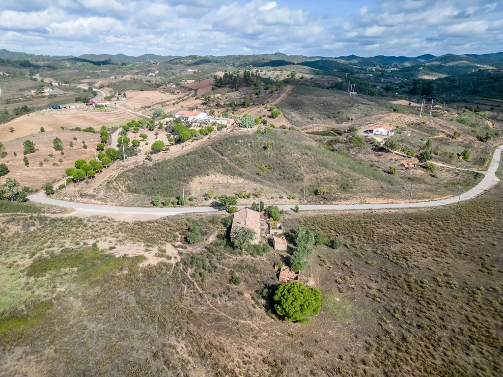 Moradia de 136 m2 para reabilitar em lote urbano de 960m2 num terreno total de 9 hectares localizada em São Marcos da Serra - Image 29