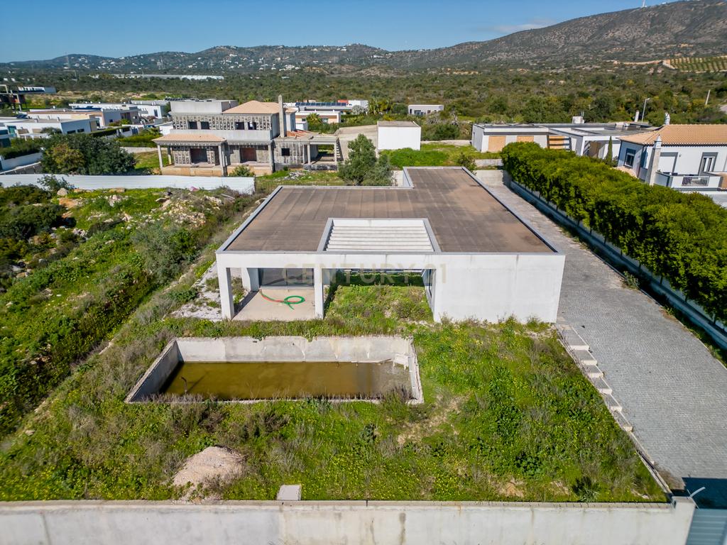 Terreno com moradia contemporânea para terminar - Urbanização Cerro Azul, Quelfes - Image 35