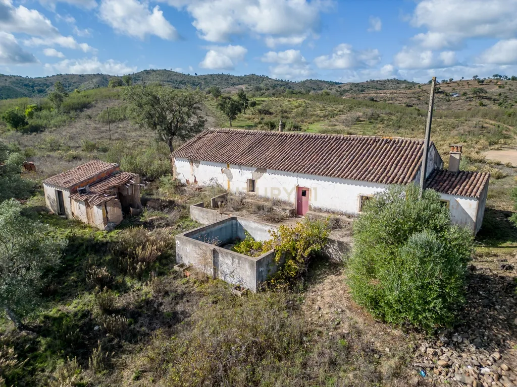 Moradia de 136 m2 para reabilitar em lote urbano de 960m2 num terreno total de 9 hectares localizada em São Marcos da Serra - Image 31