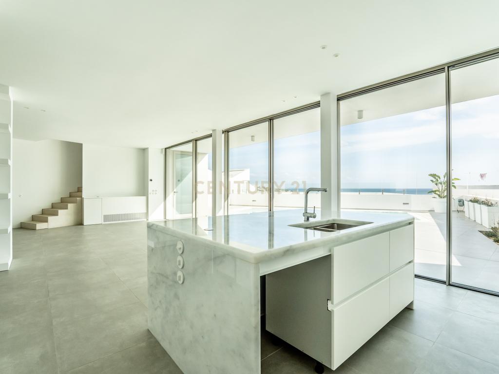 Moradia em Frente ao Mar com piscina, e grandes espaços exteriores. - Image 10