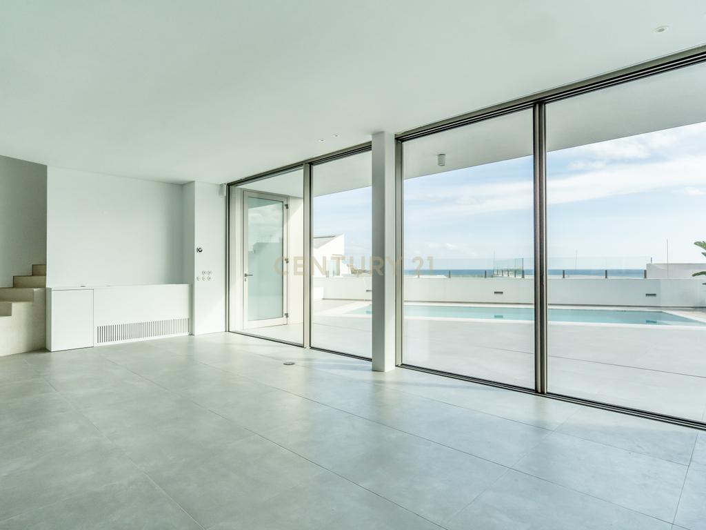 Moradia em Frente ao Mar com piscina, e grandes espaços exteriores. - Image 45