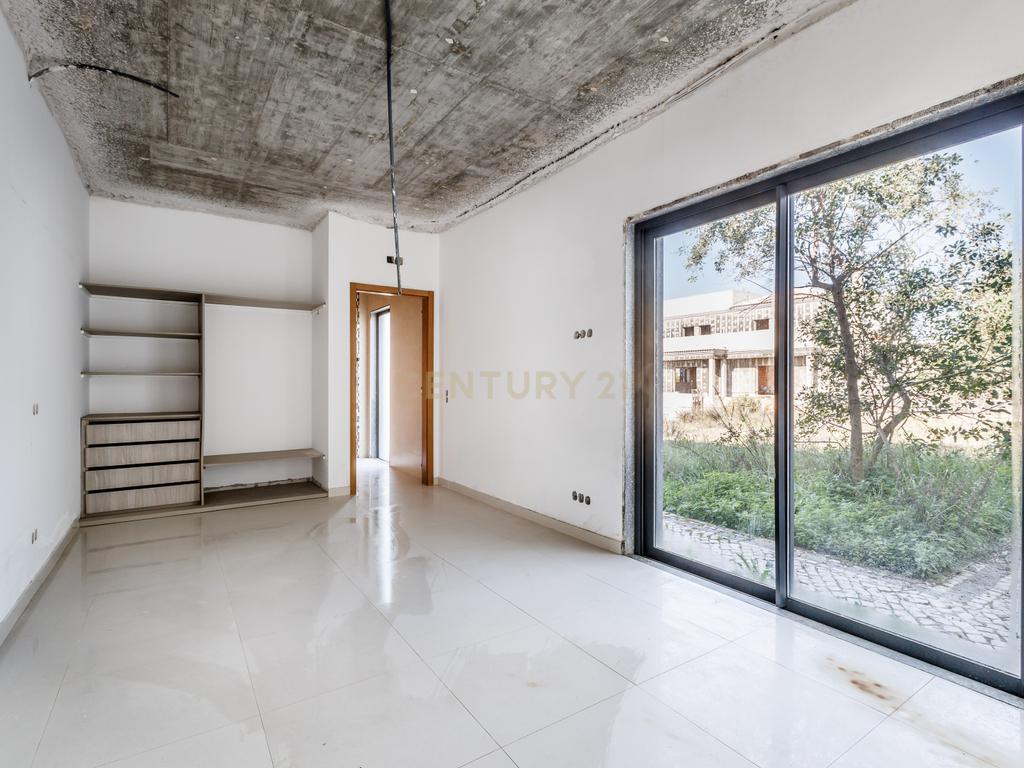 Terreno com moradia contemporânea para terminar - Urbanização Cerro Azul, Quelfes - Image 25