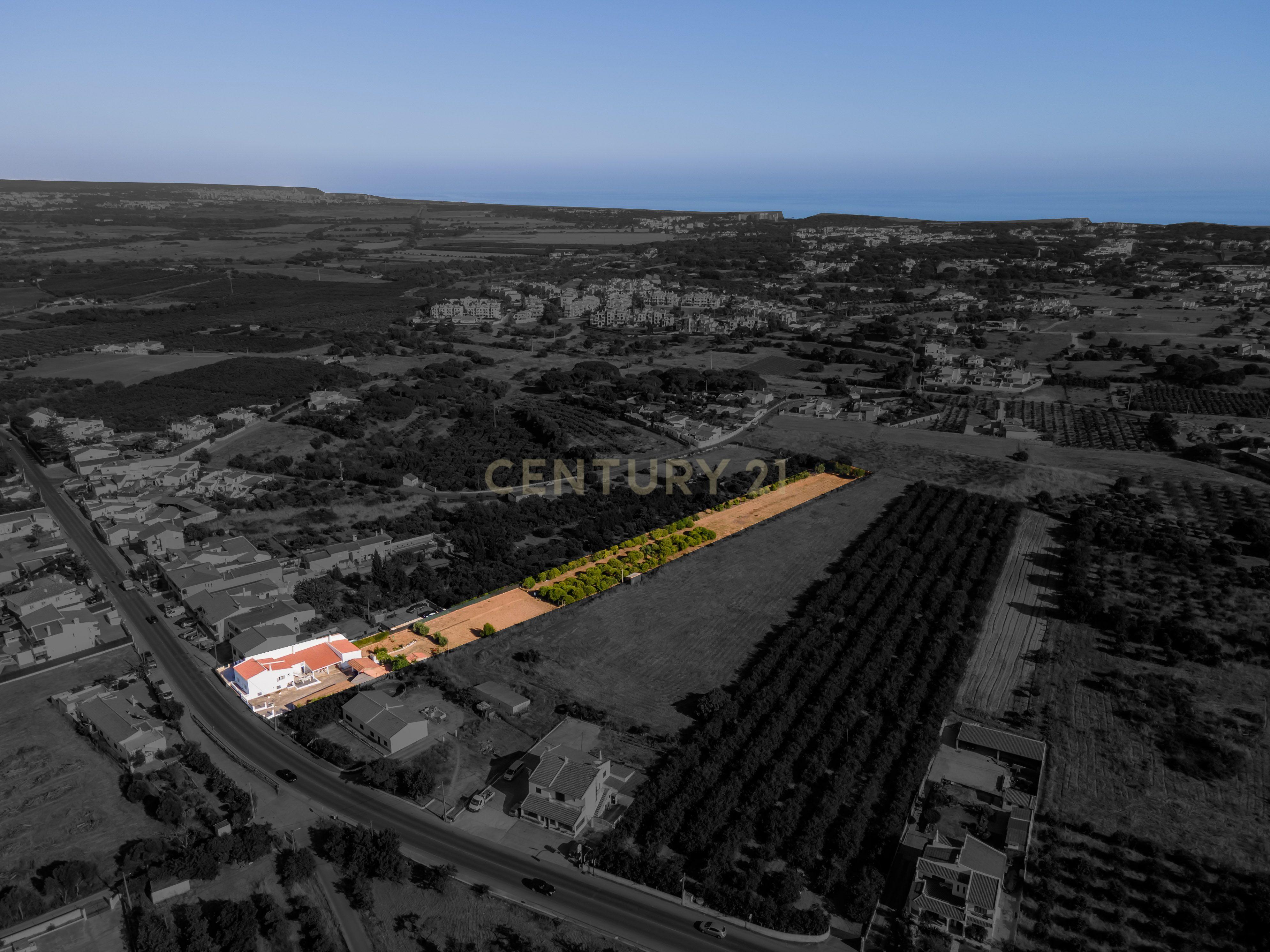 Moradia Bi-familiar com Terreno e Estacionamento Privado, Albufeira - Image 2