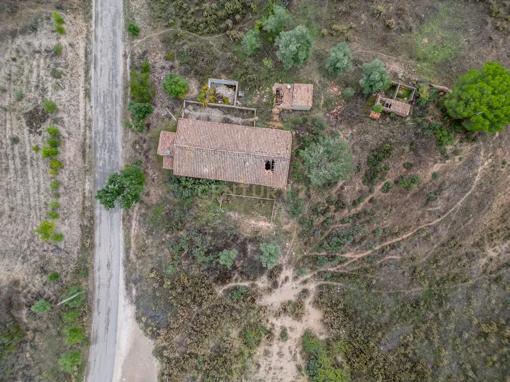 Moradia de 136 m2 para reabilitar em lote urbano de 960m2 num terreno total de 9 hectares localizada em São Marcos da Serra - Image 32