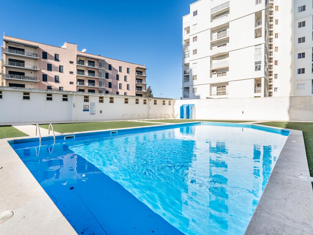 Apartamento T1 | Vista mar | Piscina | Garagem Box | Praia 200mt | Armação de Pera | Algarve - Image 2