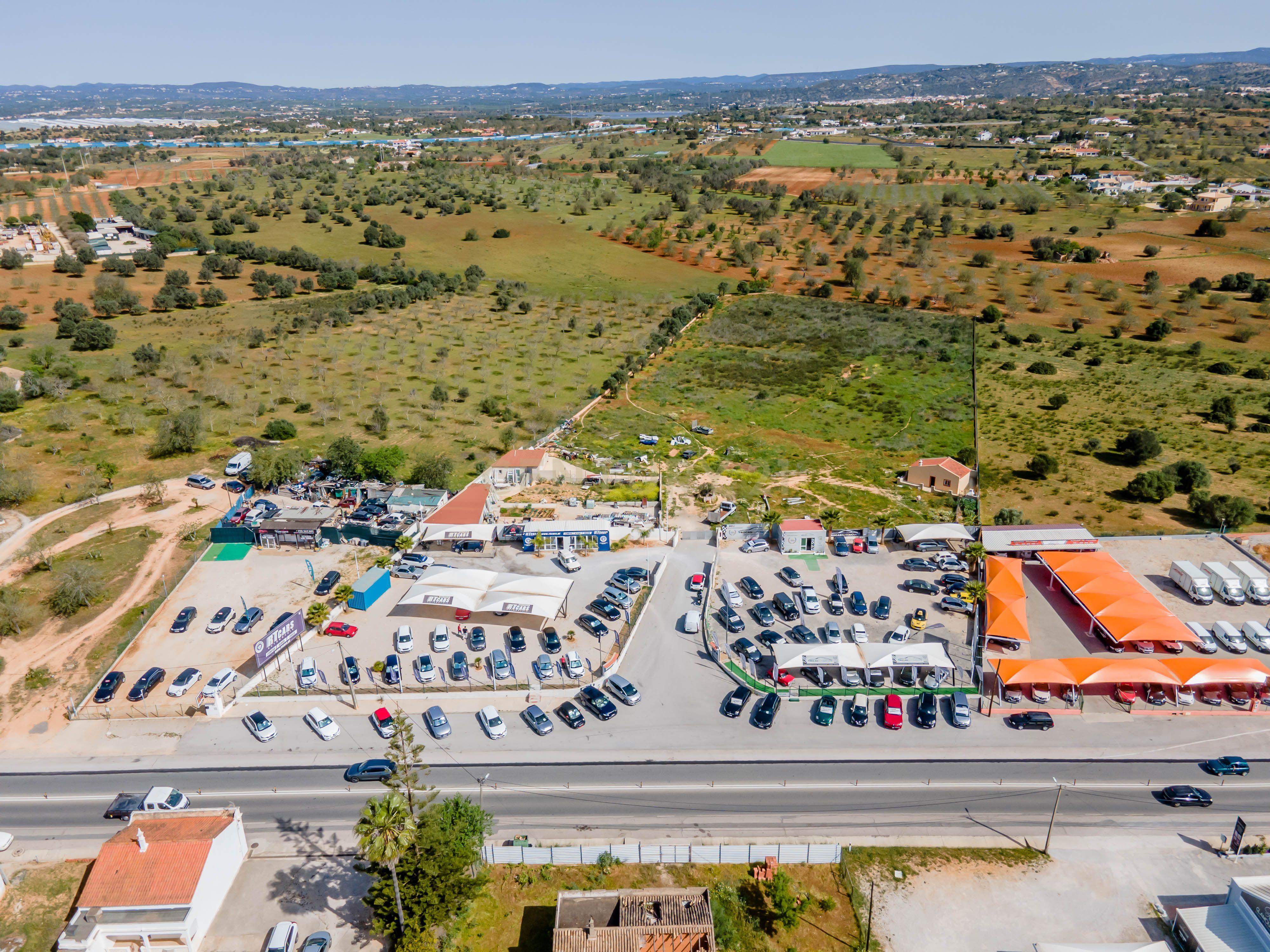 Terreno com acesso directo à Estrada Nacional 125 (EN 125), terreno de 17.720 m² 2 minutos do Algarve shopping - Image 1
