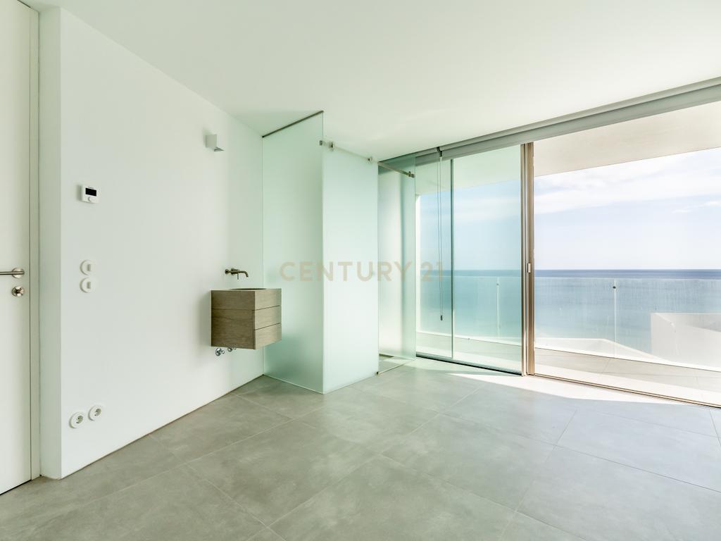 Moradia em Frente ao Mar com piscina, e grandes espaços exteriores. - Image 18