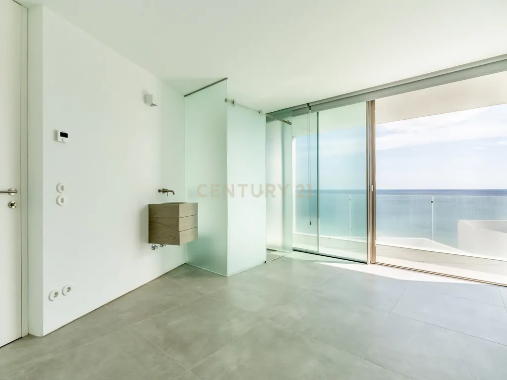 Moradia em Frente ao Mar com piscina, e grandes espaços exteriores. - Image 18