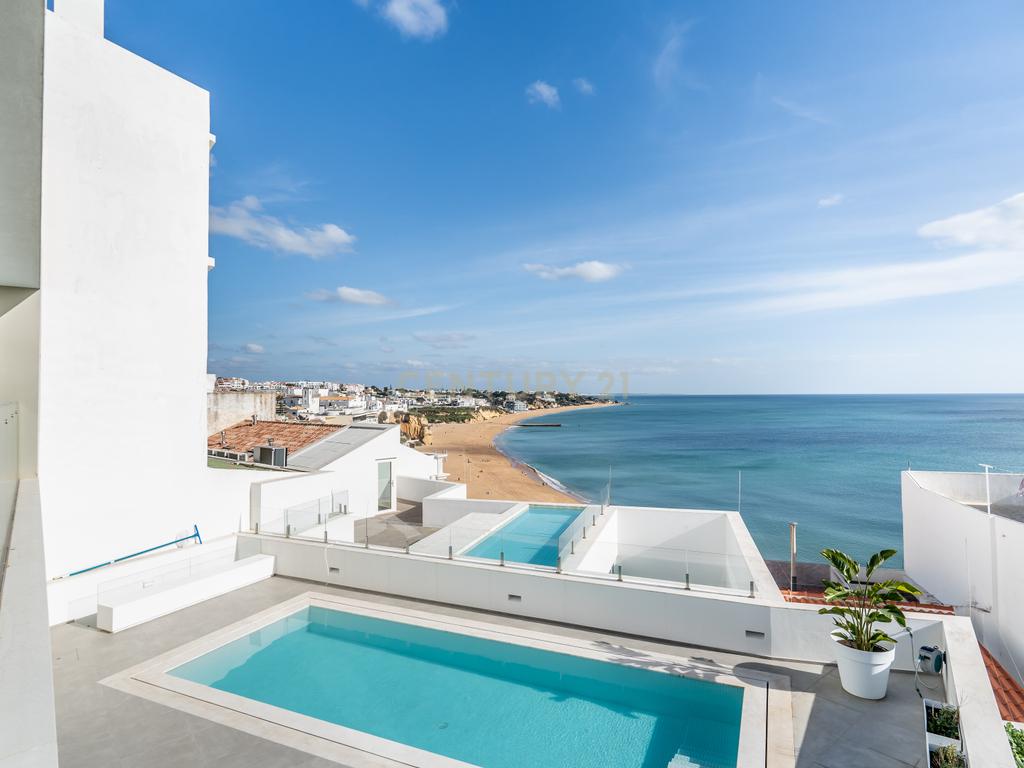 Moradia em Frente ao Mar com piscina, e grandes espaços exteriores. - Image 2