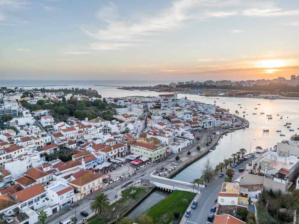 Casa Bicentenária no centro de Ferragudo, Algarve, para Venda, ideal quem procura o charme desta vila pitoresca - Image 11