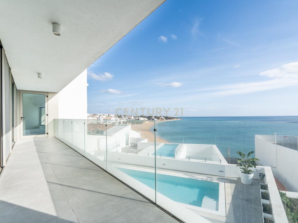 Moradia em Frente ao Mar com piscina, e grandes espaços exteriores. - Image 27