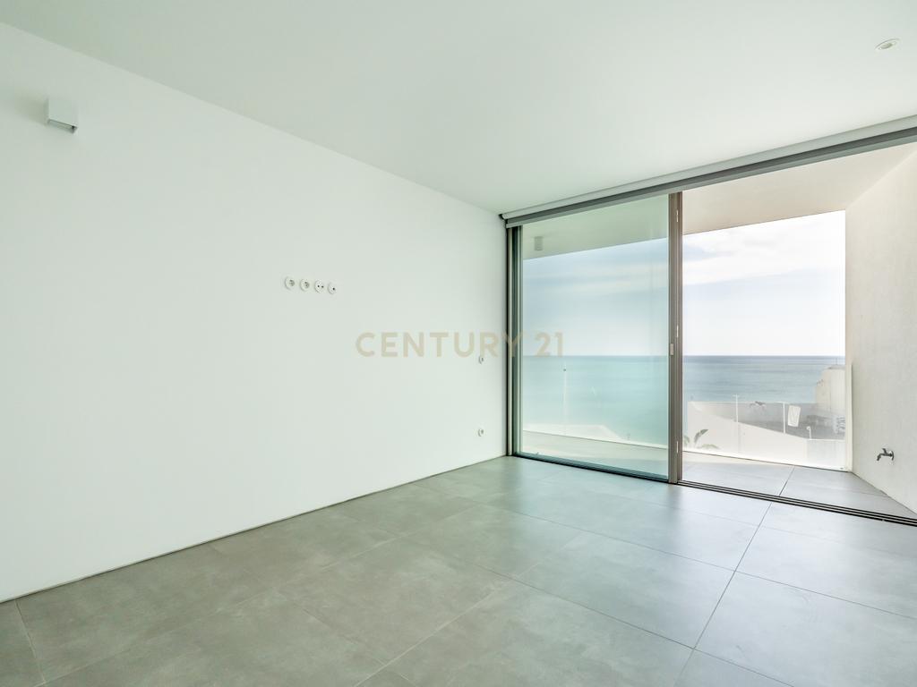 Moradia em Frente ao Mar com piscina, e grandes espaços exteriores. - Image 47