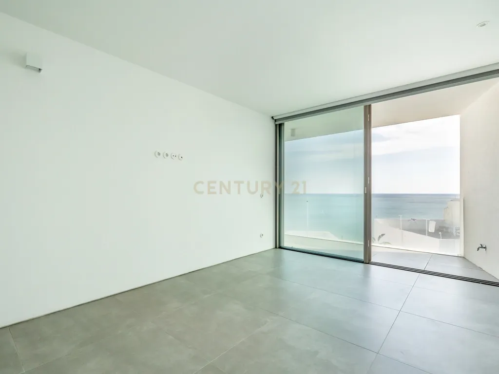 Moradia em Frente ao Mar com piscina, e grandes espaços exteriores. - Image 47