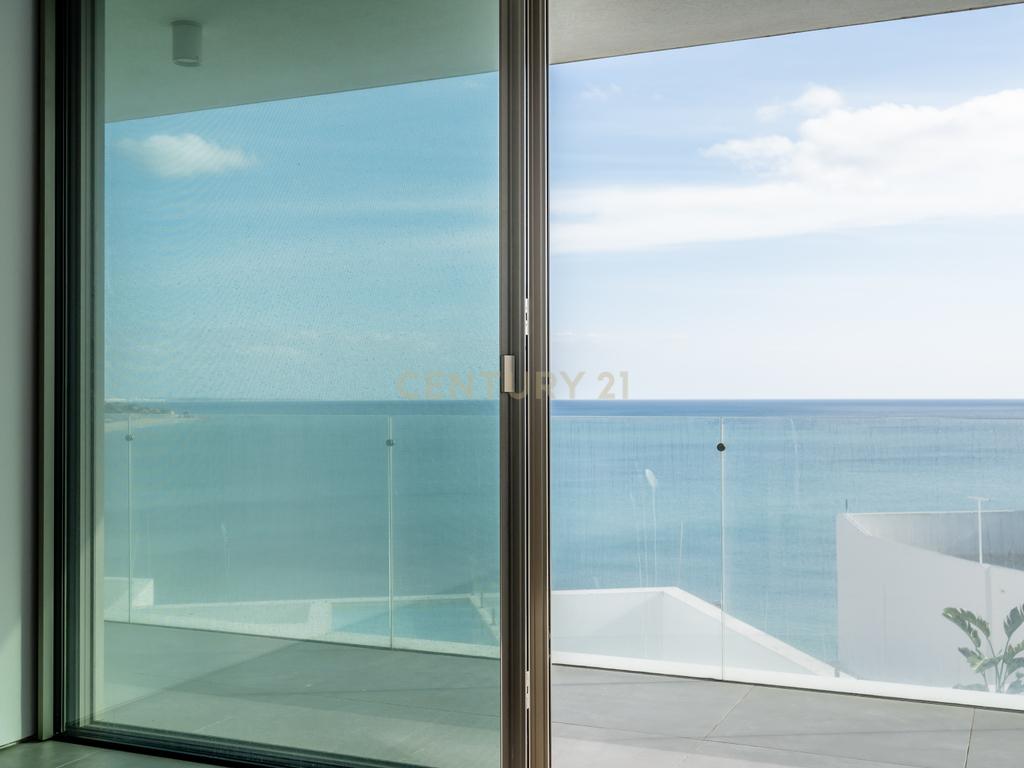 Moradia em Frente ao Mar com piscina, e grandes espaços exteriores. - Image 33