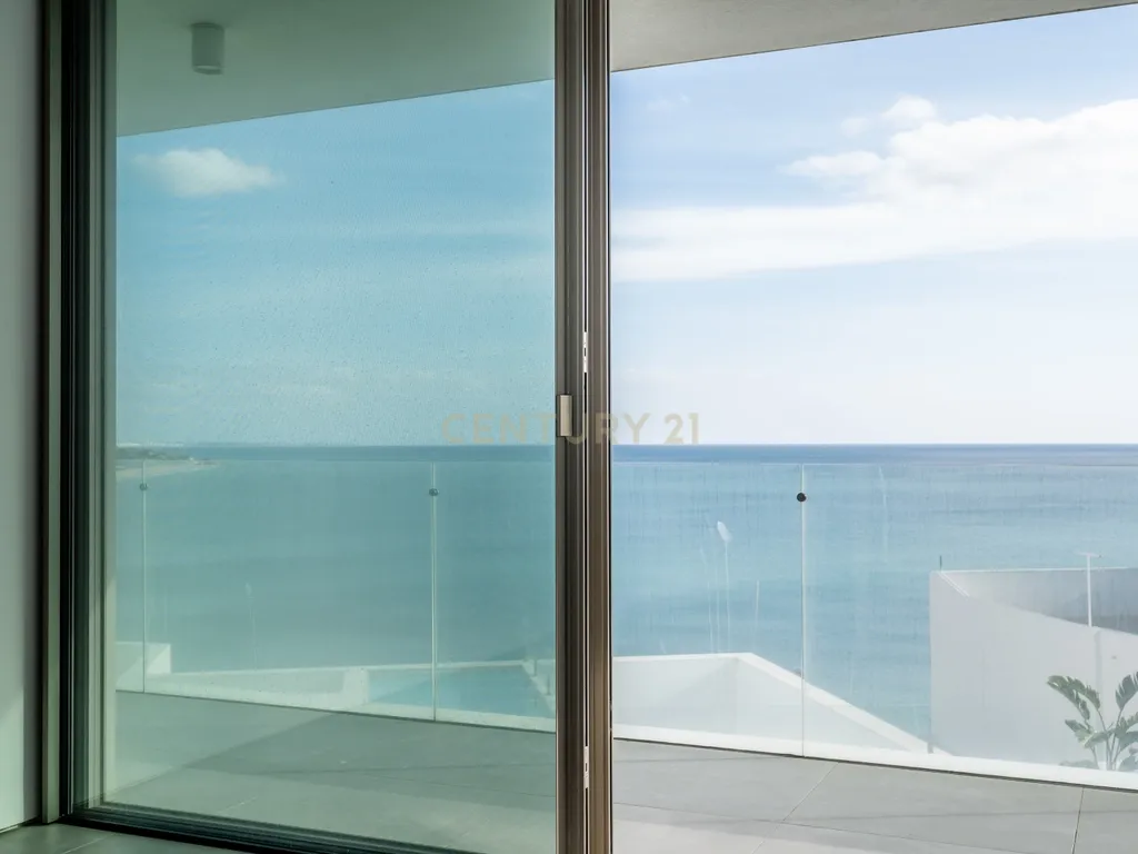 Moradia em Frente ao Mar com piscina, e grandes espaços exteriores. - Image 33