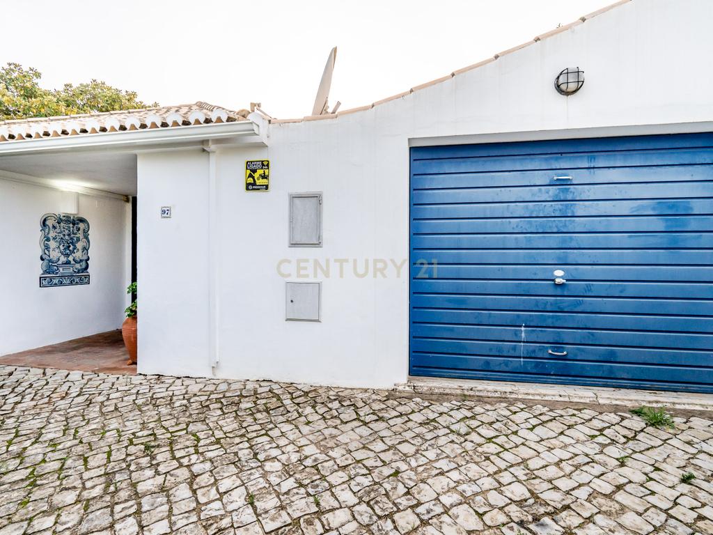 Moradia Isolada C/piscina e jardim - Image 28