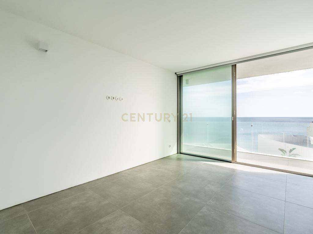 Moradia em Frente ao Mar com piscina, e grandes espaços exteriores. - Image 32