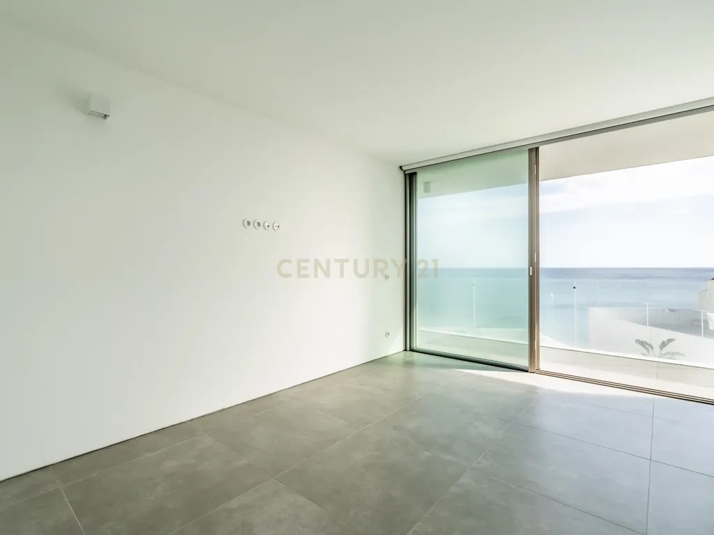 Moradia em Frente ao Mar com piscina, e grandes espaços exteriores. - Image 32