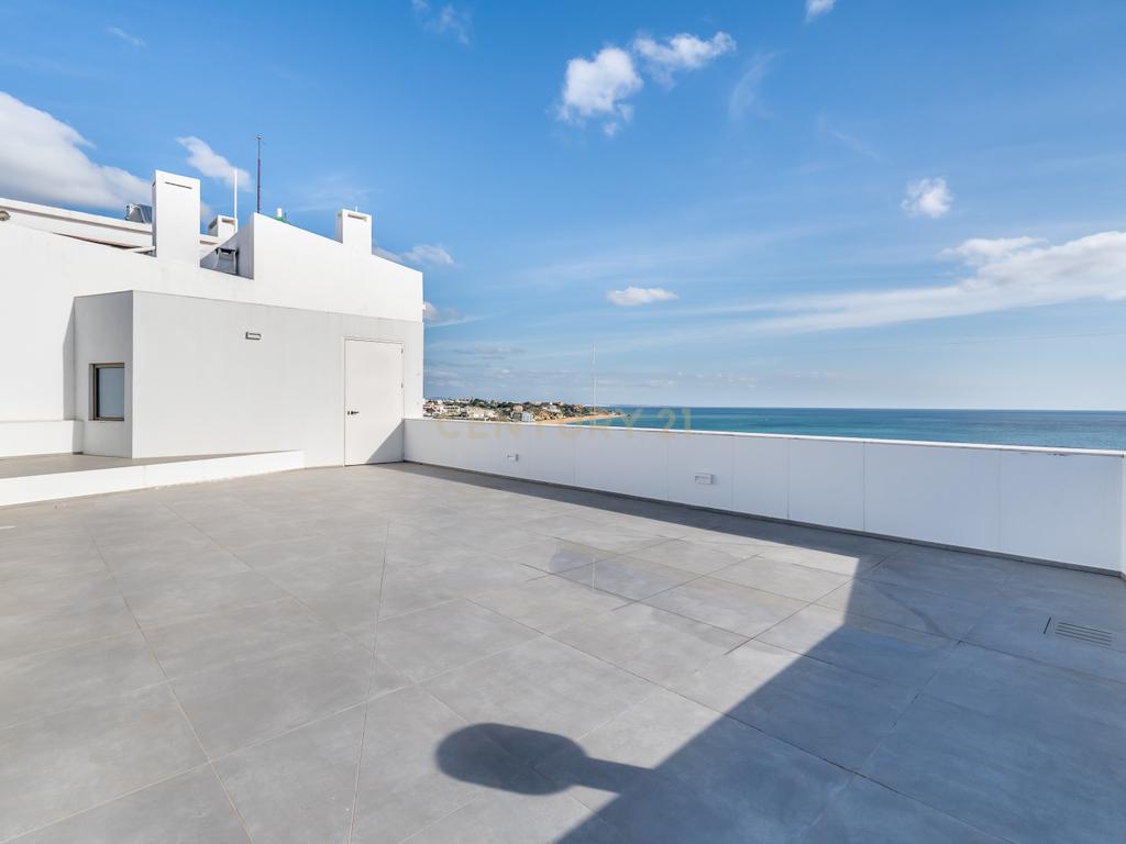 Moradia em Frente ao Mar com piscina, e grandes espaços exteriores. - Image 5