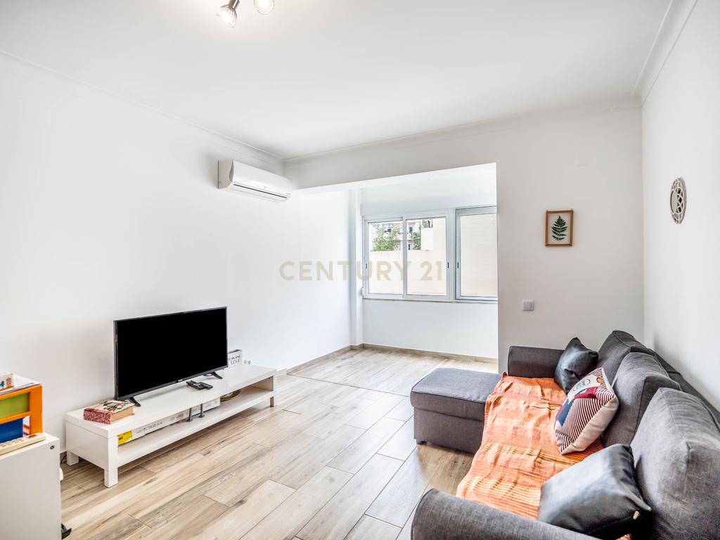 Moradia T6 com Piscina e 2 Anexos em Faro – Totalmente Renovada com Materiais de Alta Qualidade - Image 32