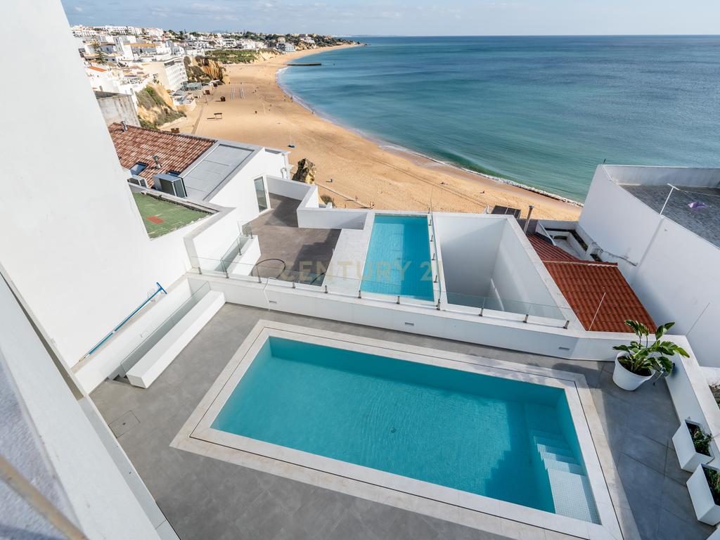 Moradia em Frente ao Mar com piscina, e grandes espaços exteriores. - Image 35