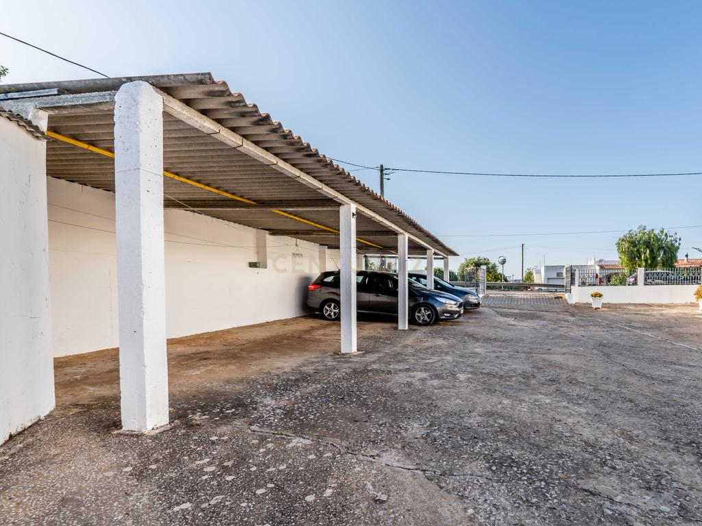 Moradia Bi-familiar com Terreno e Estacionamento Privado, Albufeira - Image 36