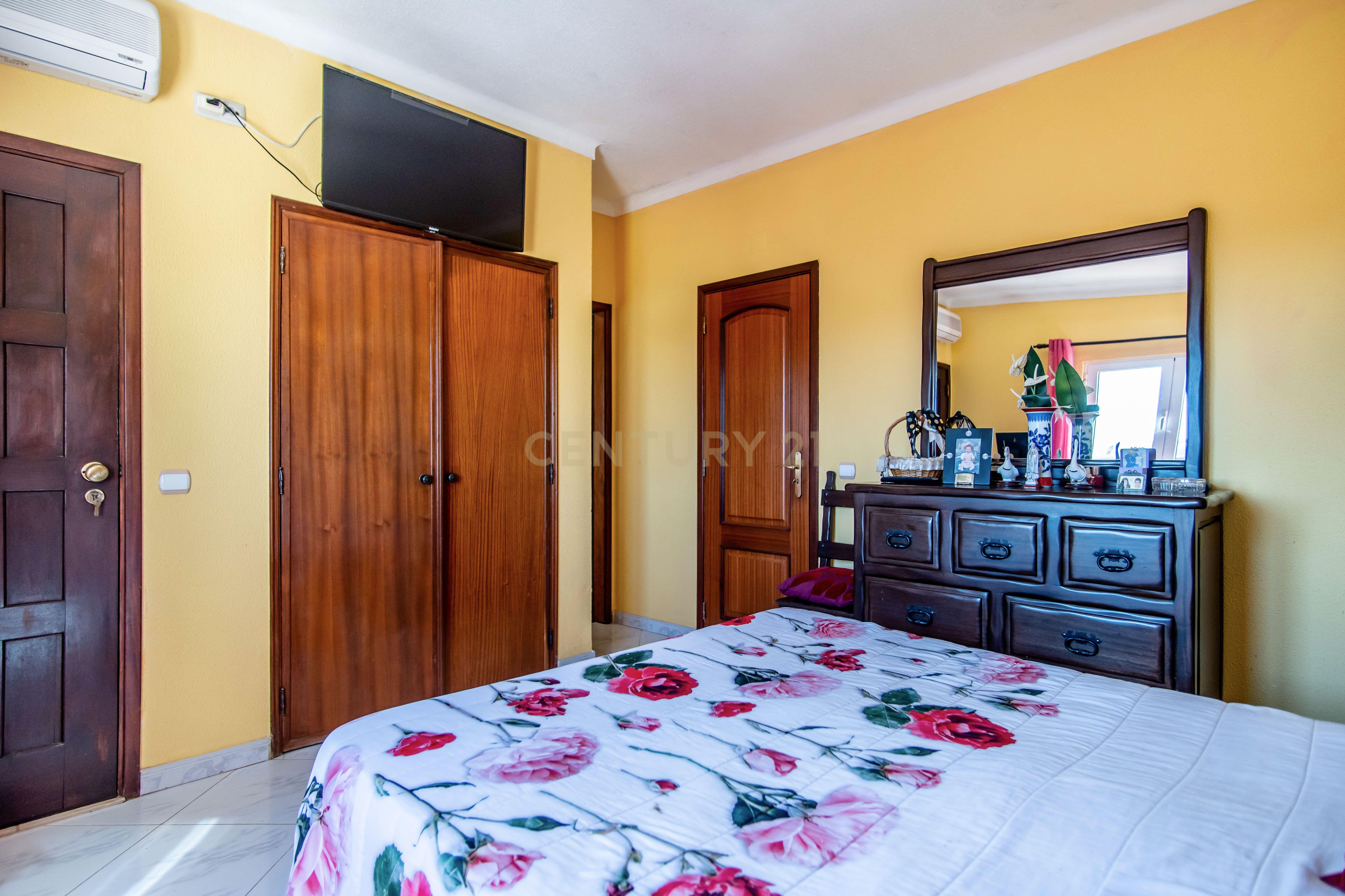 Espaçosa Moradia T3 + 2 com Garagem Localizada na Bela Vista perto de Ferragudo(TEMPORÁRIAMENTE INDISPONÍVEL PARA VISITAS) - Image 26