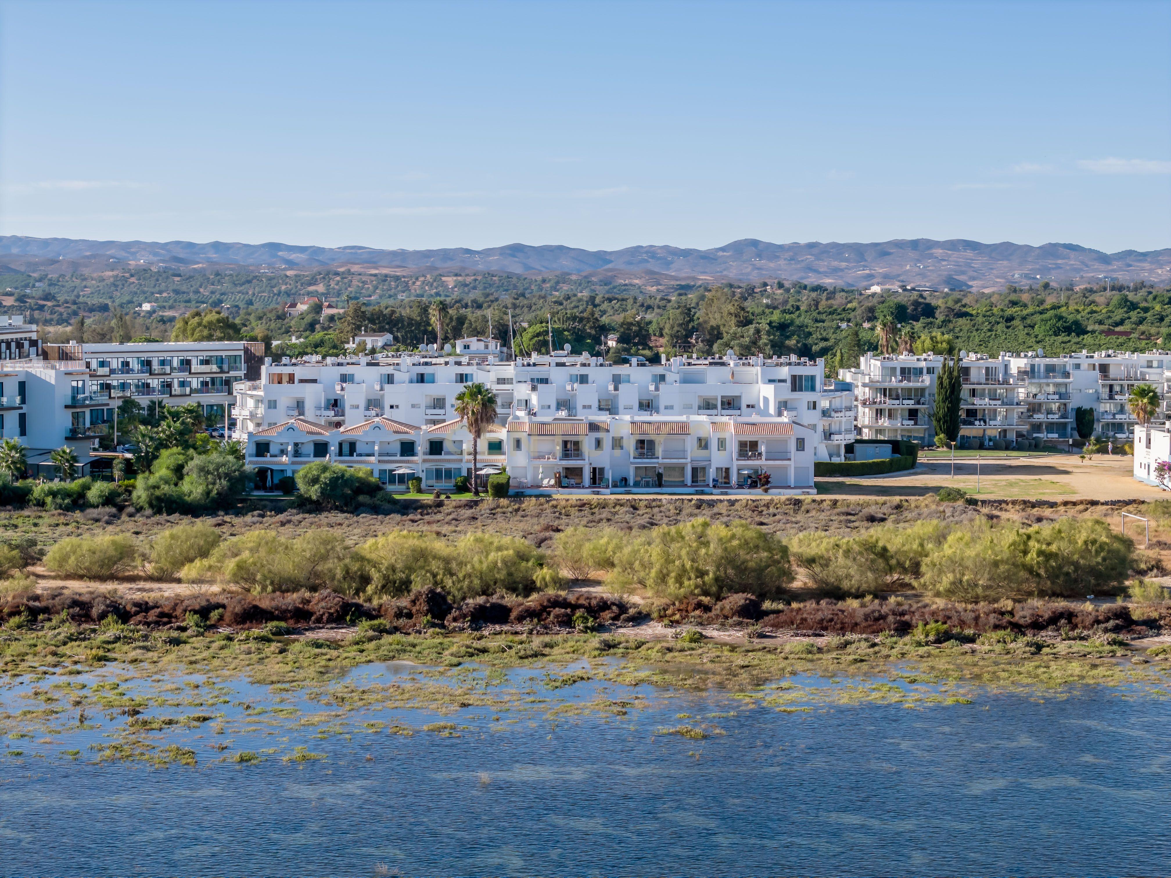 Moradia na 1º linha da Ria Formosa, no Resort Golden Club Cabanas de Tavira - Image 2