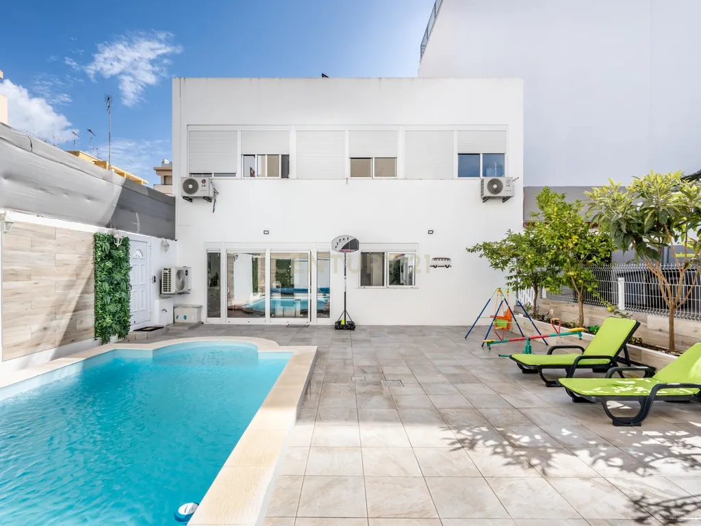 Moradia T6 com Piscina e 2 Anexos em Faro – Totalmente Renovada com Materiais de Alta Qualidade - Image 1