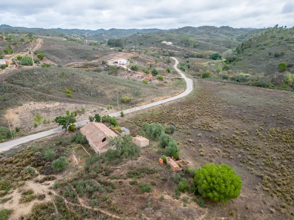 Moradia de 136 m2 para reabilitar em lote urbano de 960m2 num terreno total de 9 hectares localizada em São Marcos da Serra - Image 9
