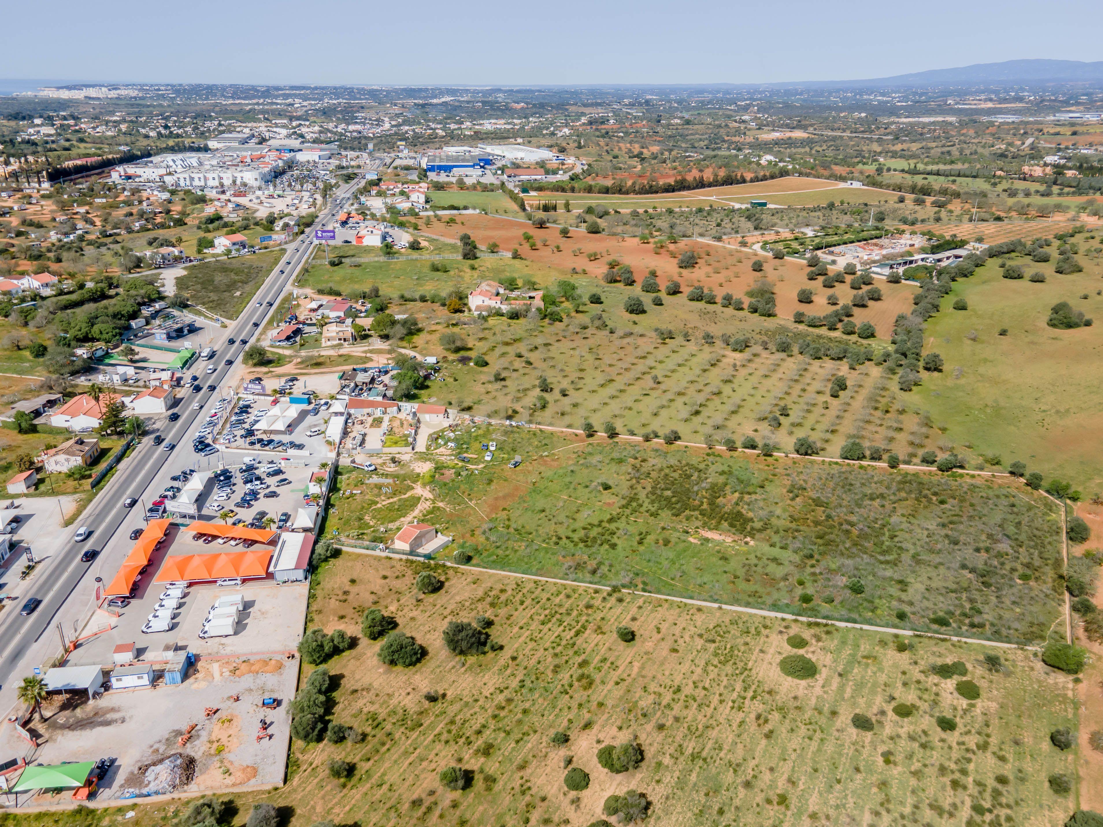 Terreno com acesso directo à Estrada Nacional 125 (EN 125), terreno de 17.720 m² 2 minutos do Algarve shopping - Image 4