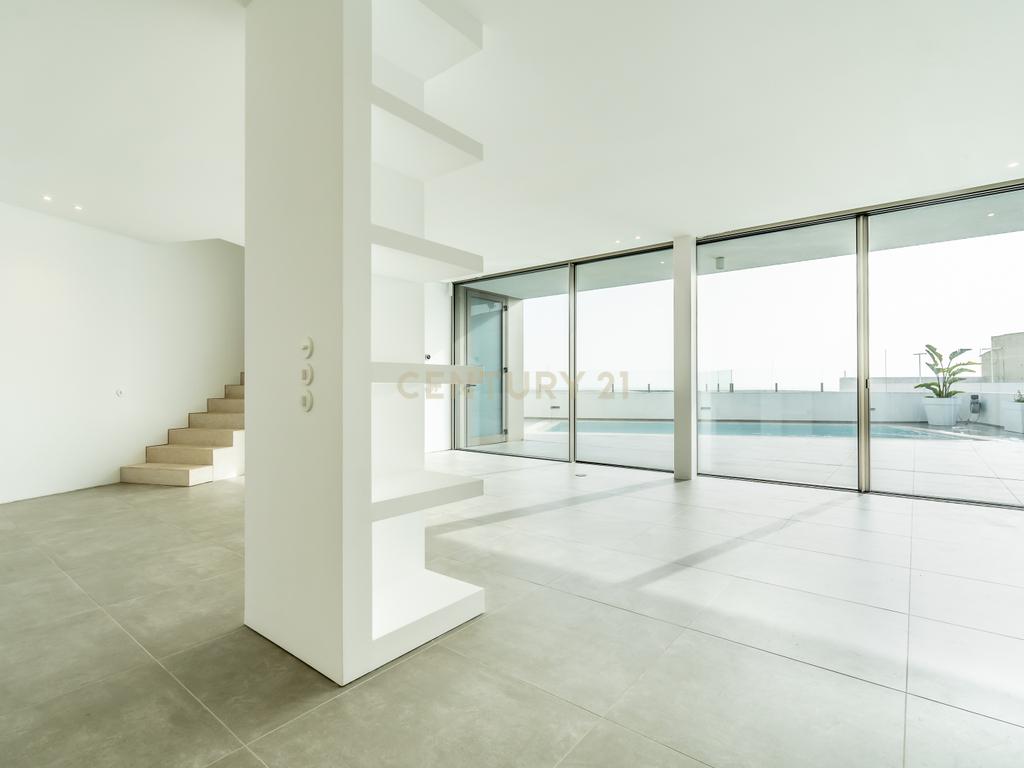Moradia em Frente ao Mar com piscina, e grandes espaços exteriores. - Image 8