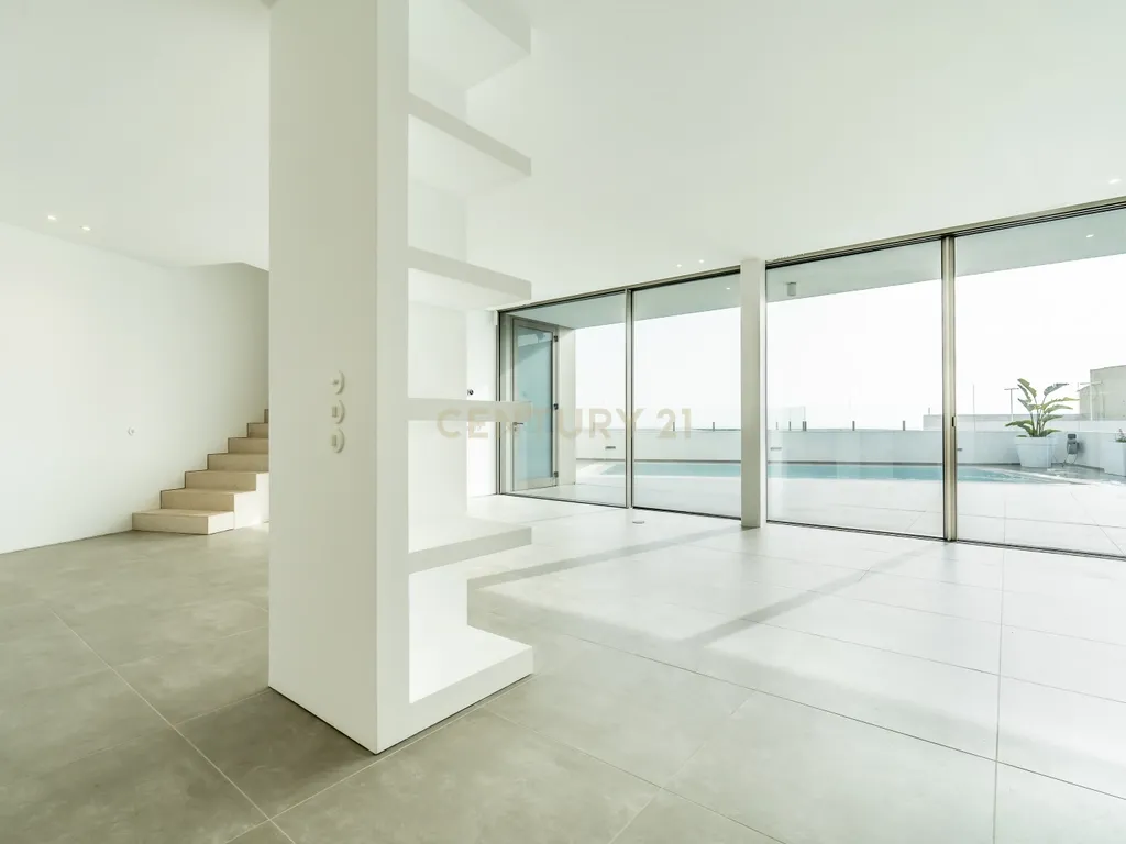 Moradia em Frente ao Mar com piscina, e grandes espaços exteriores. - Image 8
