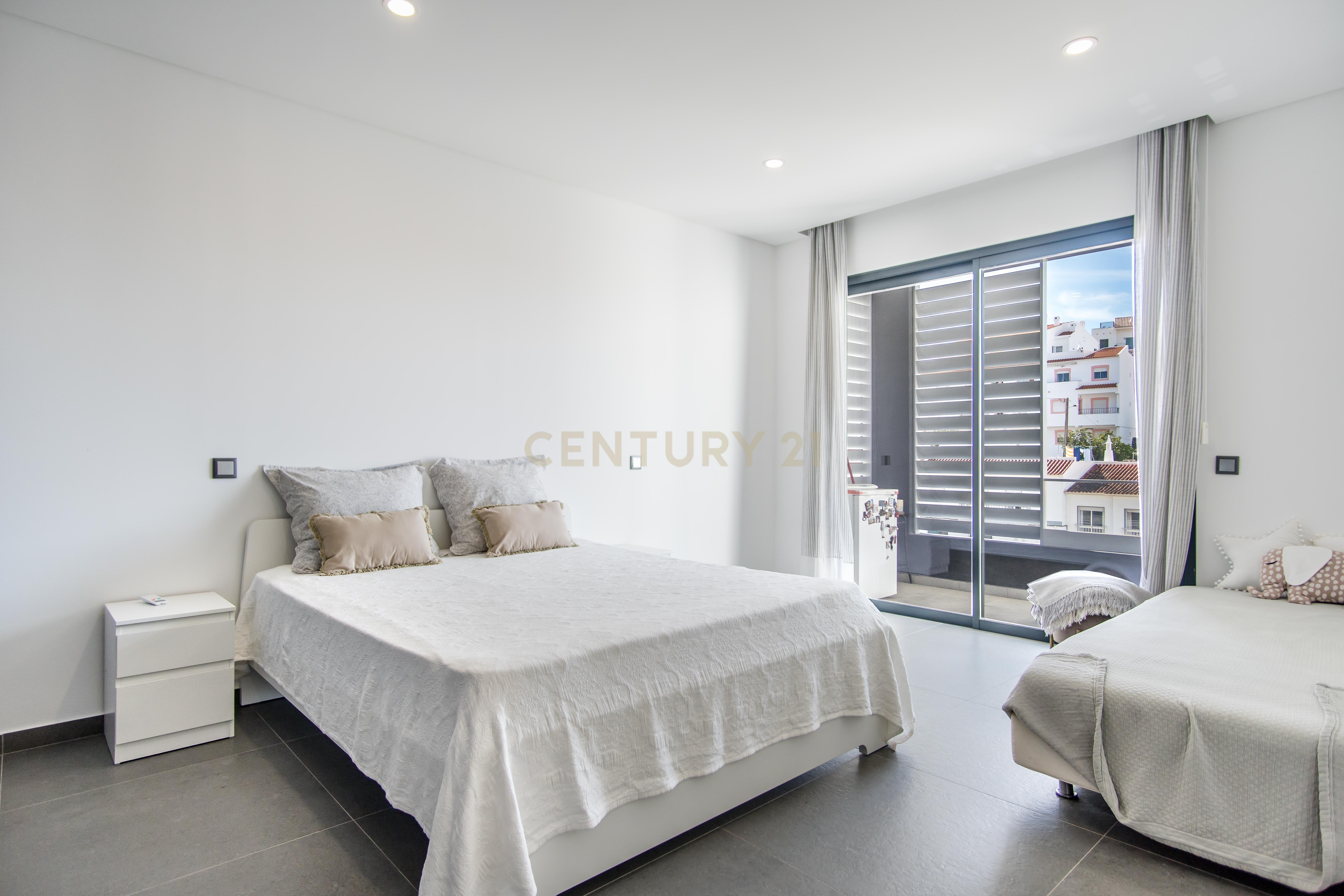 Viva o Melhor de Ferragudo num T3 de Luxo com Localização Privilegiada - Image 12