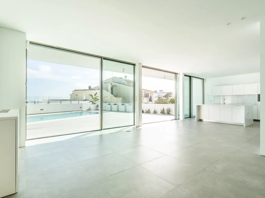 Moradia em Frente ao Mar com piscina, e grandes espaços exteriores. - Image 48