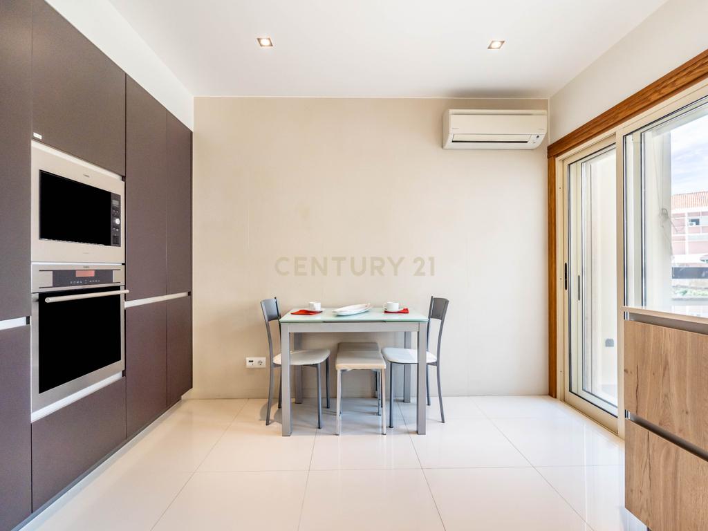 Apartamento T4 na Avenida 5 de Outubro - Faro - Image 9