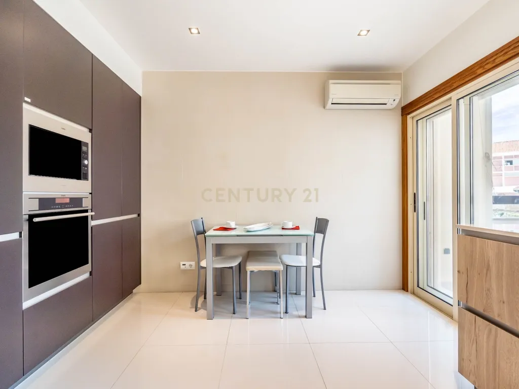 Apartamento T4 na Avenida 5 de Outubro - Faro - Image 9