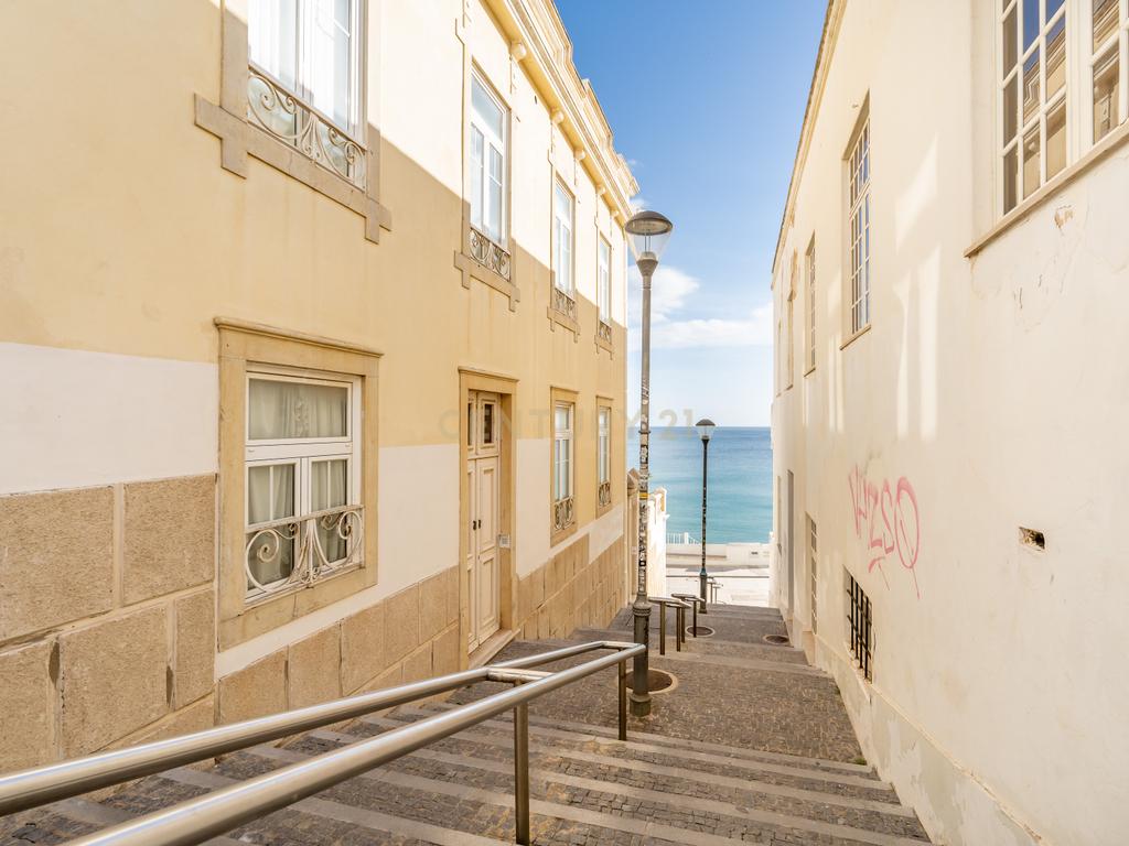 Moradia em Frente ao Mar com piscina, e grandes espaços exteriores. - Image 49