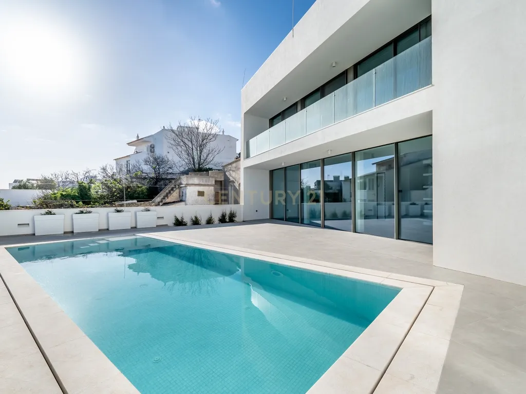 Moradia em Frente ao Mar com piscina, e grandes espaços exteriores. - Image 36